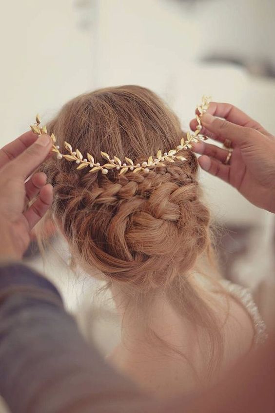 autumn-wedding-ideas-gold-leaf-hair-vine