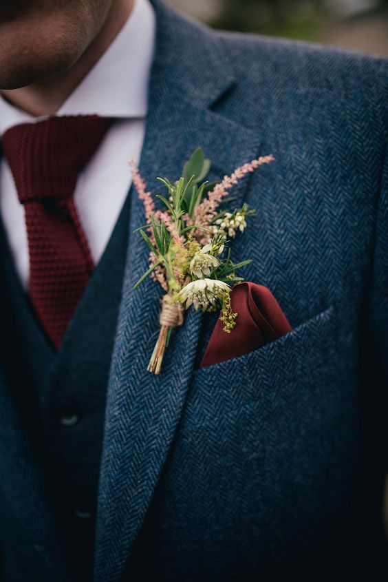 autumn-wedding-ideas-grooms-suit-boutonniere-weddingsonline
