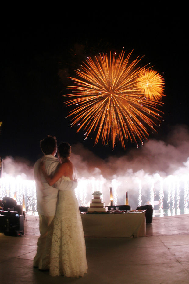 fireworks-at-weddings-bride-and-groom
