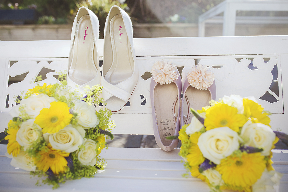 04-Yellow-White-Spring-Wedding-Details-Bouquet-Shoes-weddingsonline (1)