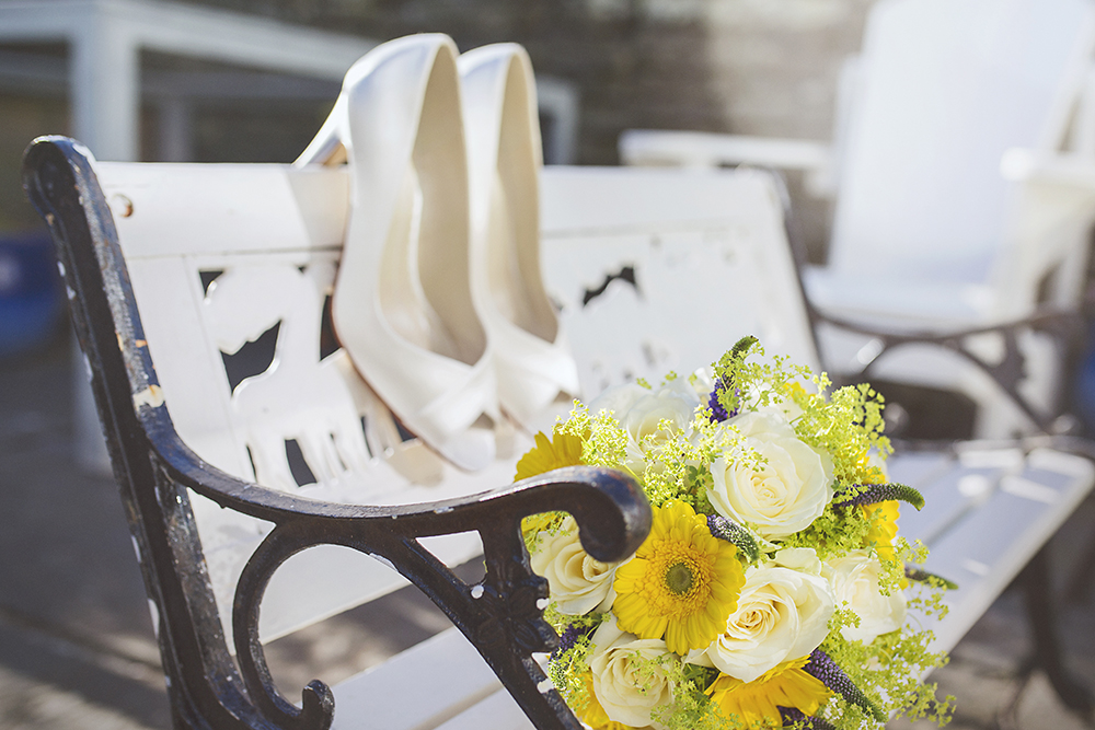 04-Yellow-White-Spring-Wedding-Details-Bouquet-Shoes-weddingsonline (2)