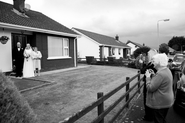 22-traditional-wedding-ireland-bride-leaving-house-neighbours-weddingsonline