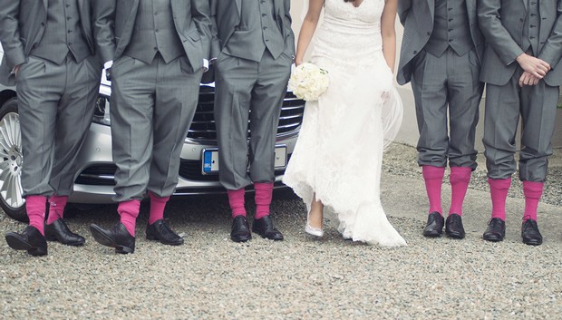 23-fun-wedding-photos-bride-groomsmen-Couple-Photography-weddingsonline