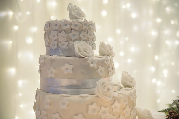28-star-embellished-white-blue-winter-wedding-cake-weddingsonline