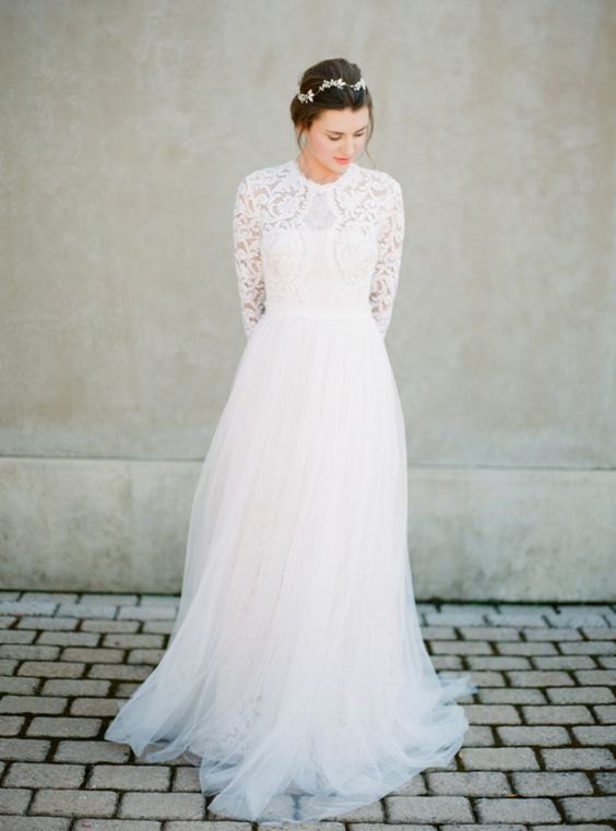 Winter-Wedding-Dresses-Wow-Lace-Bolero-weddingsonline