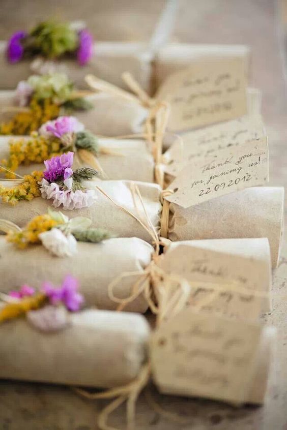 Winter-Wedding-Favours-Christmas-Crackers
