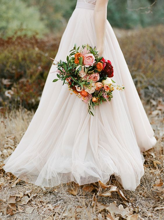 autumn-bride-wedding-bouquet-orchard-weddingsonline