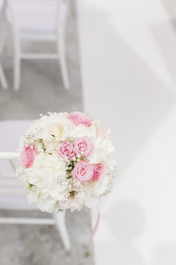 18-prettiest-wedding-pew-ends-pink-white-flowers-roses