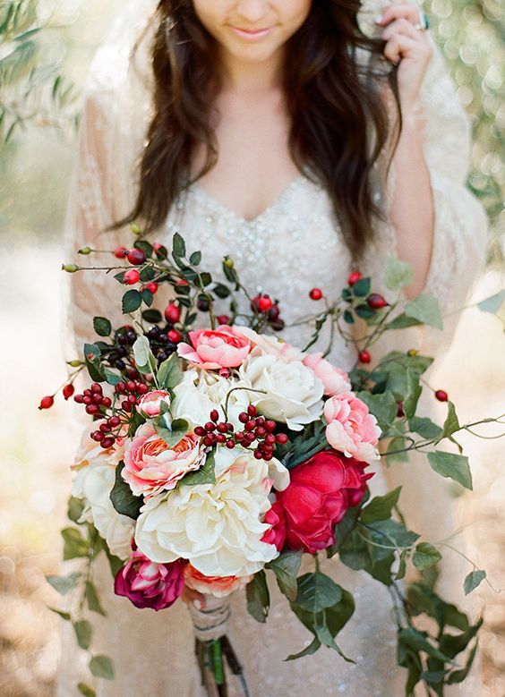 Winter-Wedding-Bouquet-Red-Pink-Berry-weddingsonline