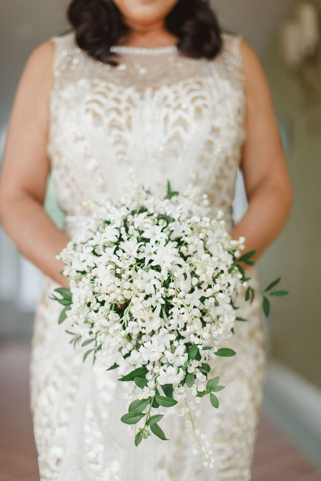 Winter-Wedding-Bouquet-Teardrop-White-weddingsonline