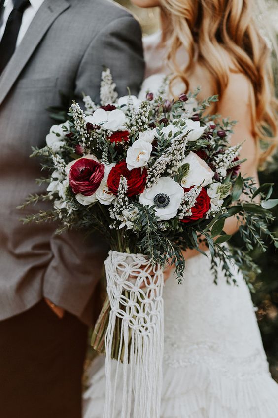 Winter-Wedding-Bouquet-White-Red-Green-weddingsonline