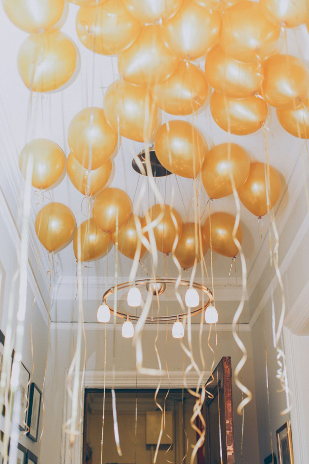 gold-balloons-wedding-decor-new-year's-eve-wedding