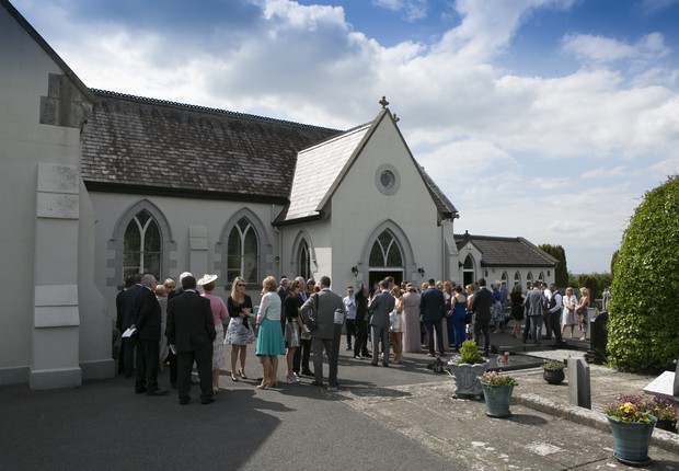 guests-church-wedding