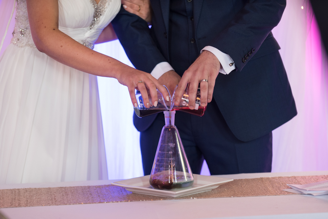 14-Science-Themed-Wedding-Ceremony-Sand-Beaker-Flask-weddingsonline (1)