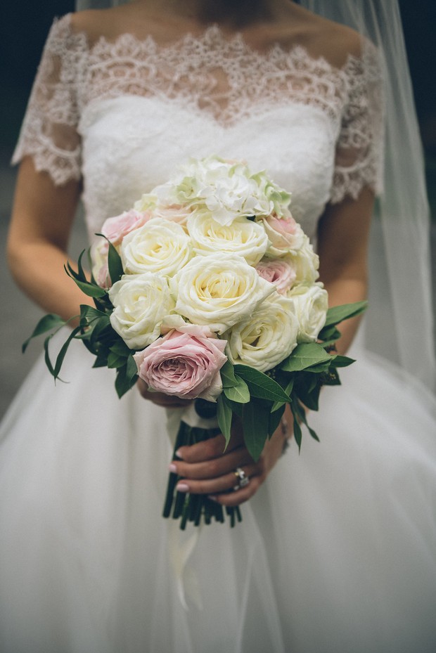 29-Simple-classic-bouquet-cream-roses-lace-wedding-dress-Emma-Russell-Photography-weddingsonline