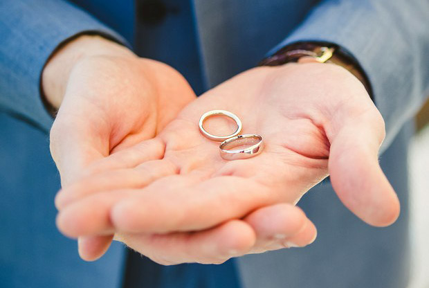 groom-holding-wedding-rings