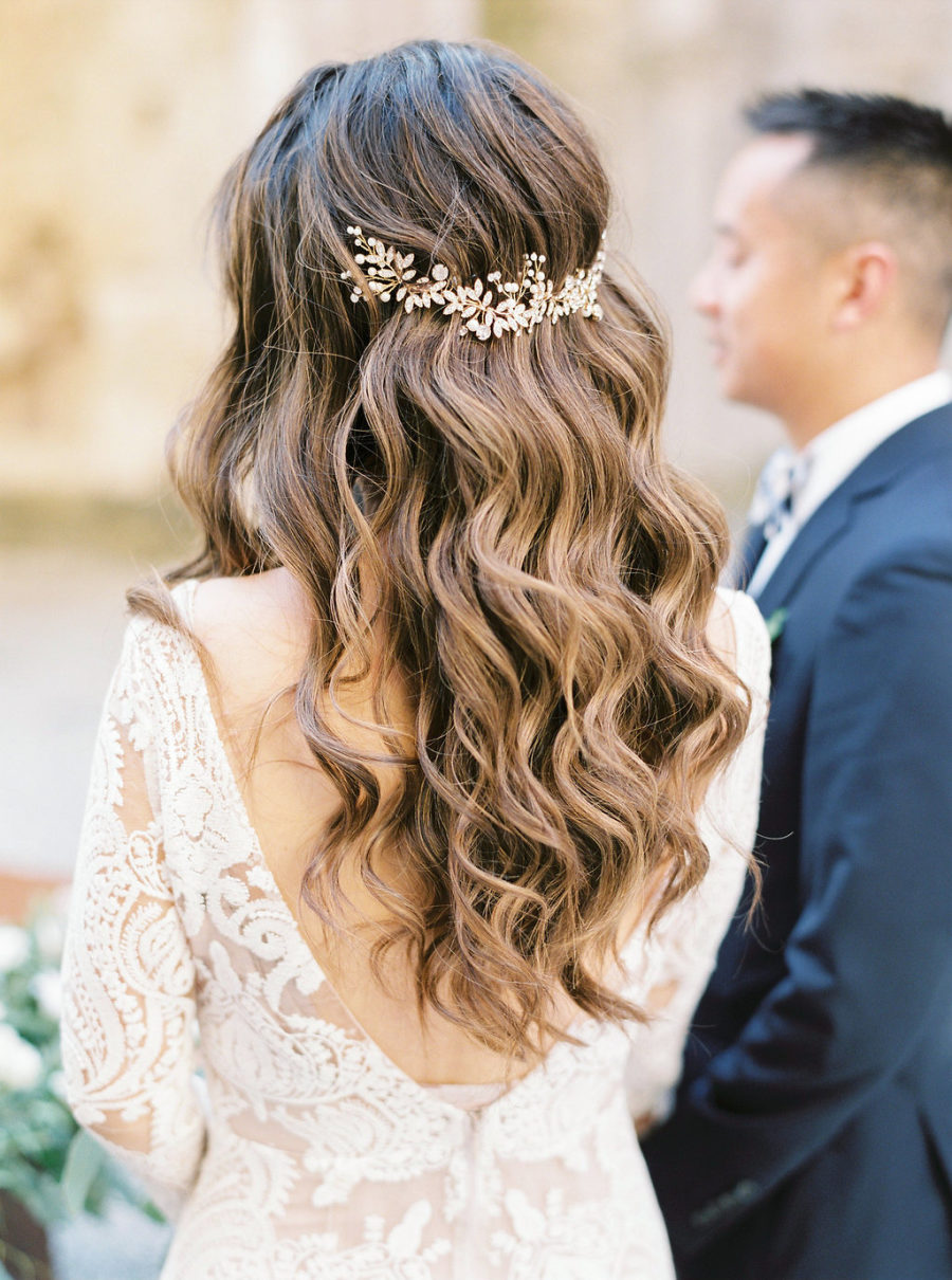 14 Dreamy Loose Wedding Hairstyles Weddingsonline   Loose Waves Bride With Floral Hairpiece 