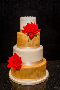 13 Gorgeous Wedding Cakes with Gold Details | weddingsonline