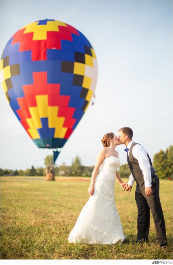 hot air balloon bride and groom