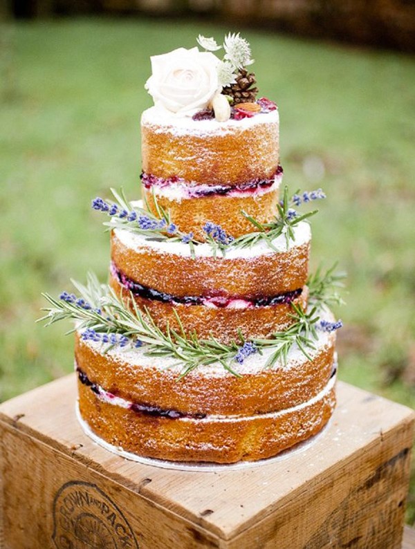 Naked cake dressed with rosemary