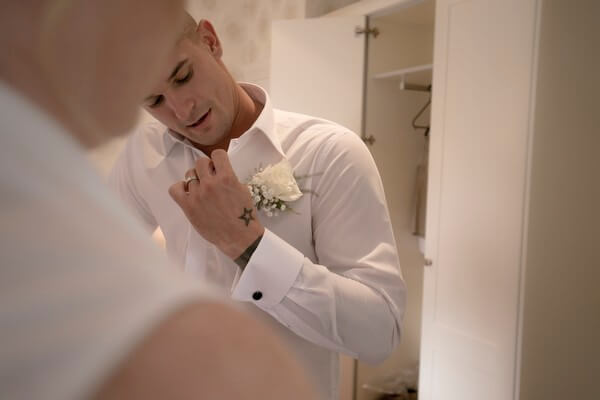 11-groomsmen-getting-ready-wedding-morning-mrs2be