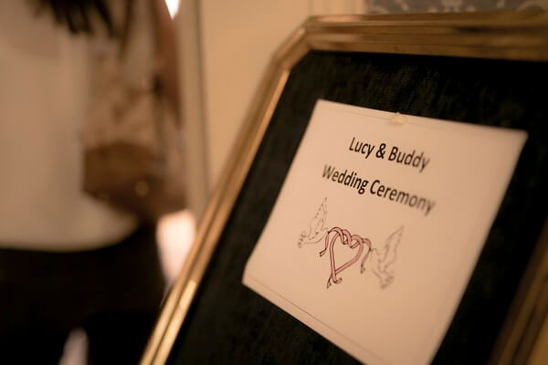 18-wedding-ceremony-welcome-sign-Golden-Moments-Photography-mrs2be