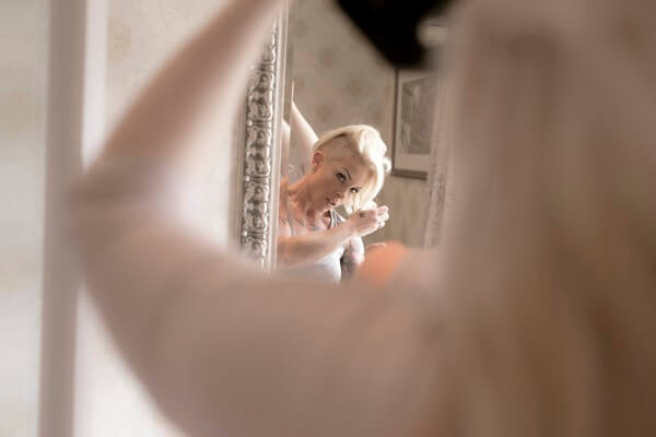 3-bride-getting-ready-hair-Golden-Moments-Photography