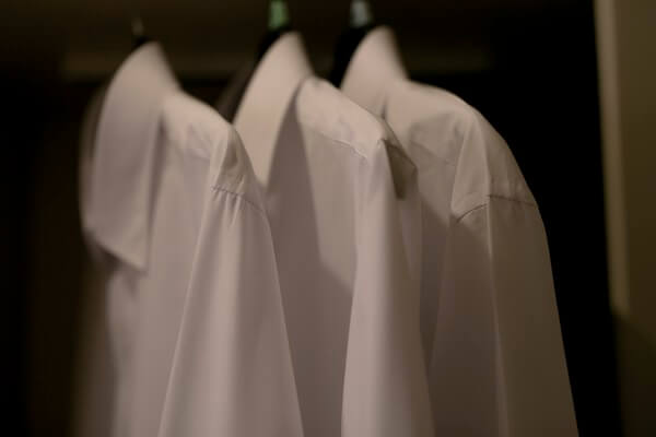 9-groomsmens-shirts-white-hanging-mrs2be