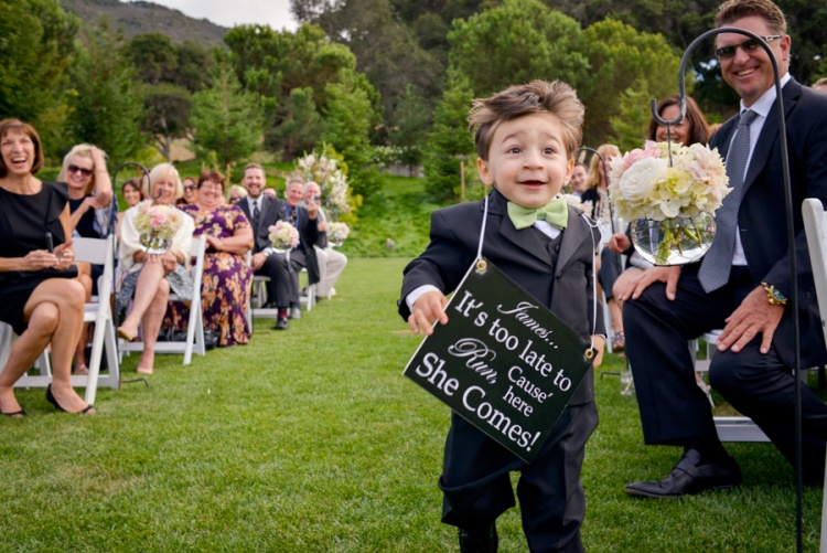 cutest-page-boy-signs-funny-wedding-photo-cute-mrs2be