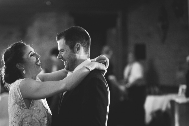 real-bride-groom-laughing-relaxed-dance-Livia-Figueiredo-Photography