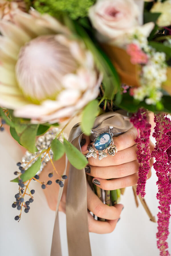 remember-loved-one-photo-locket-wedding-bouquet