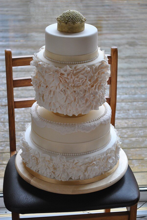 Winter-Wedding-Cake-Ruffles-White-Metallic-Cocoamoiselle