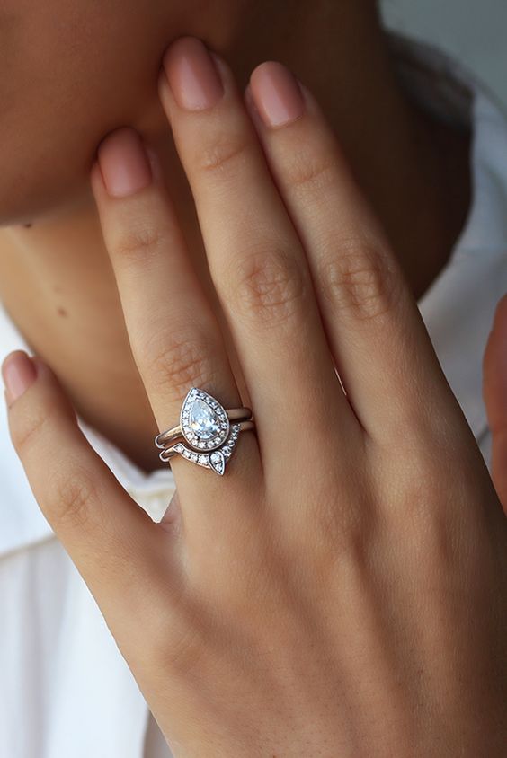 pear-shaped-diamond-engagement-ring-matching-mrs2be